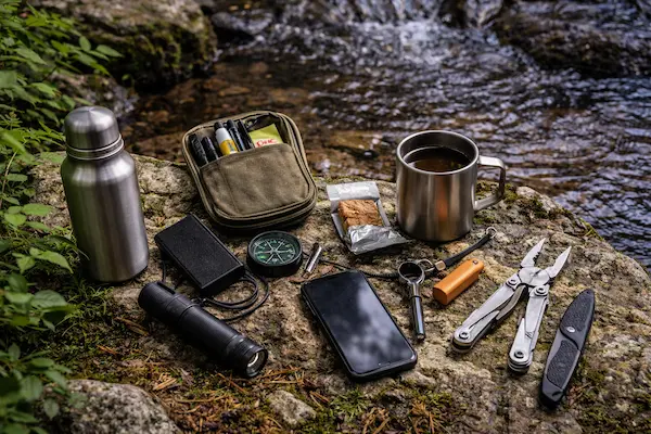 EDC na výlet a ľahký outdoor – praktická výbava pri potoku pripravená na pobyt v prírode mimo mesta.webp