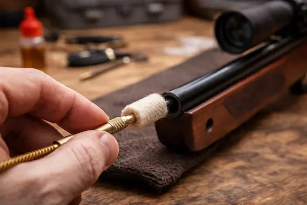 ako čistiť vzduchovku a hlaveň správne a bezpečne – detail čistenia hlavne vzduchovky filcovým tampónom a čistiacou tyčkou.webp