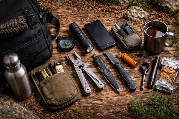 EDC na výlet a ľahký outdoor – praktická výbava rozložená v prírode pripravená na pobyt mimo mesta.webp