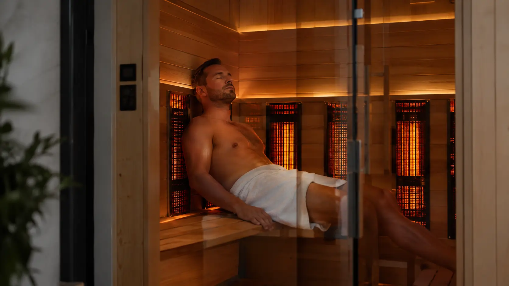 Muž relaxuje v infrasaune