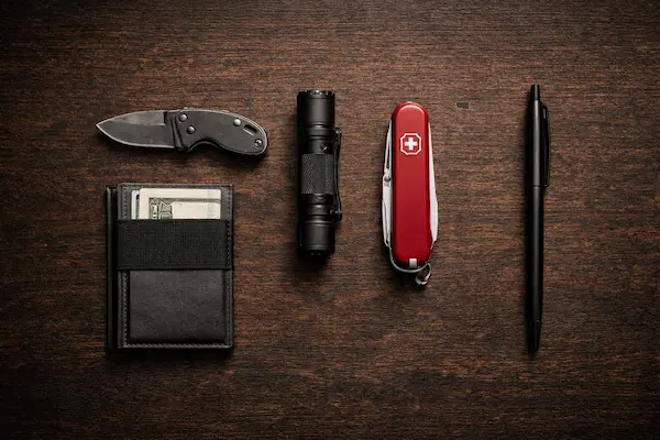 EDC pre začiatočníkov – kompletná základná výbava s nožom, baterkou, vreckovým nožom, peňaženkou a perom.webp