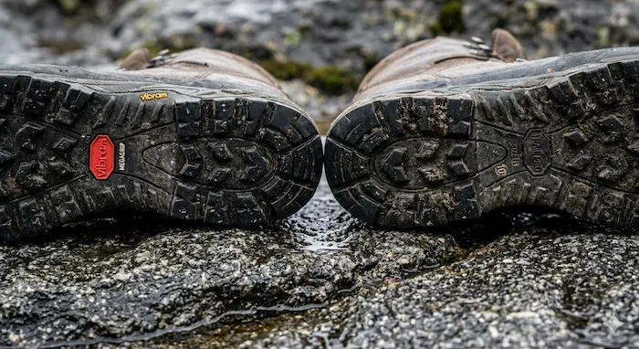 Porovnanie podrážok turistických topánok na mokrej skale – Contagrip vs Vibram TC5+.webp