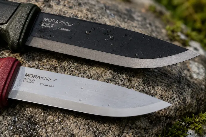Detailný záber na Scandi výbrus čepelí Morakniv Amberg a Risberg.webp